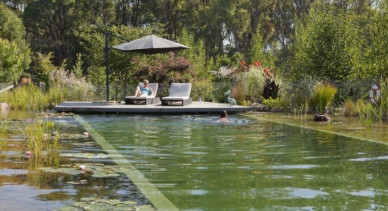 Auf der Suche nach einer kleinen Abkühlung in diesem Sommer …? Schauen Sie sich die schönsten Schwimmteiche hier an und machen Sie los!